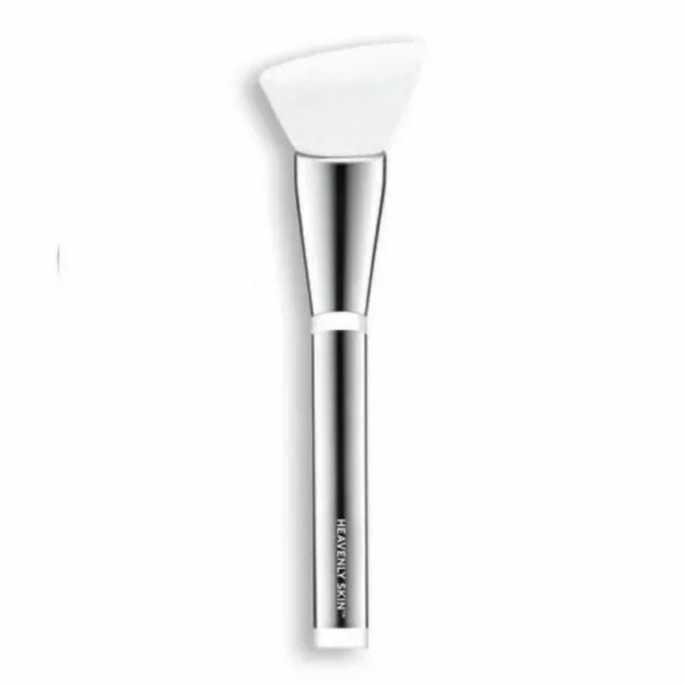 IT COSMETICS Heavenly Skin Skin-Smoothing Complexion Brush #704 NIP $48